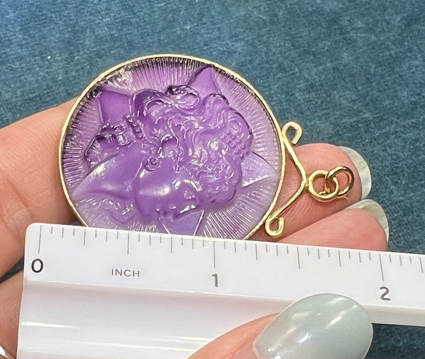 10k Yellow Gold Molded Purple Milk Glass Cameo Pendant. 1.8" + 13g