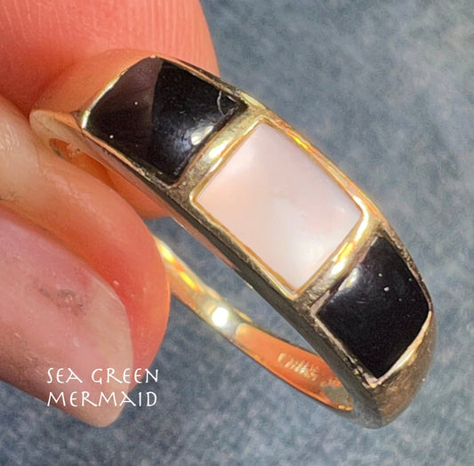 10k Yellow Gold Ring w Inlaid Onyx + Mother of Pearl MOP