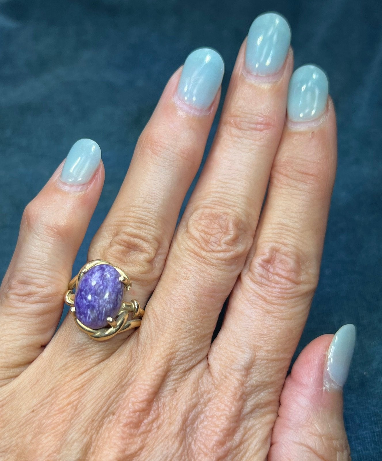 10k Yellow Gold Siberian Charoite Ring. Lavender + Purple. 2/3"
