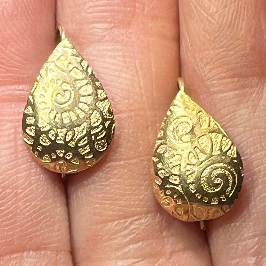 14k Gold Embossed Paisley Nautilus Design Shell Teardrop Drop Earrings