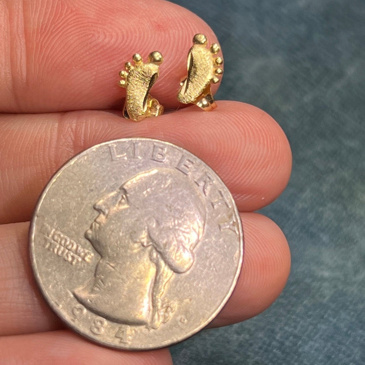 14k Yellow Gold 70's BAREFOOT Beach Sandy Toes Earrings. Tiny!