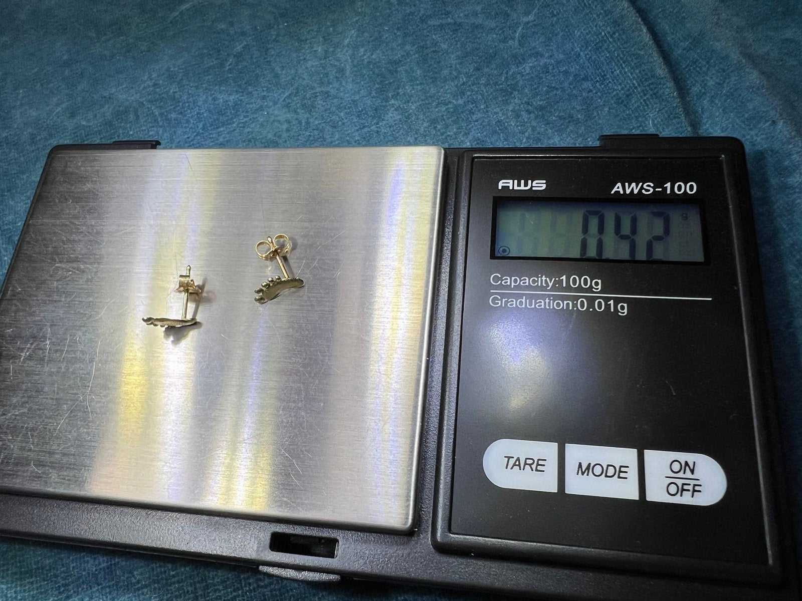 14k Yellow Gold 70's BAREFOOT Beach Sandy Toes Earrings. Tiny!