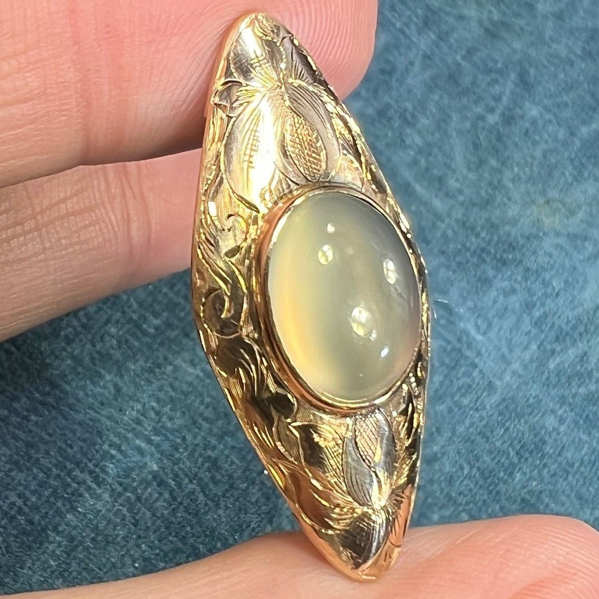 14k Yellow Gold Cats Eye Moonstone Pendant. Victorian Filigree