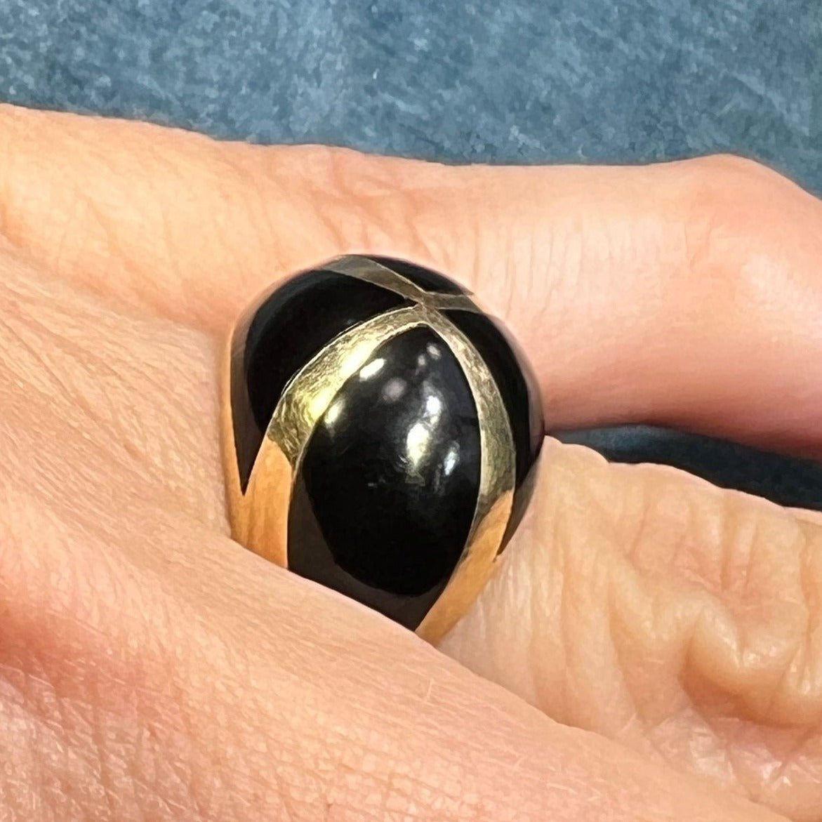 14k Yellow Gold Inlaid Black Onyx Ring. Domed. 6.3g