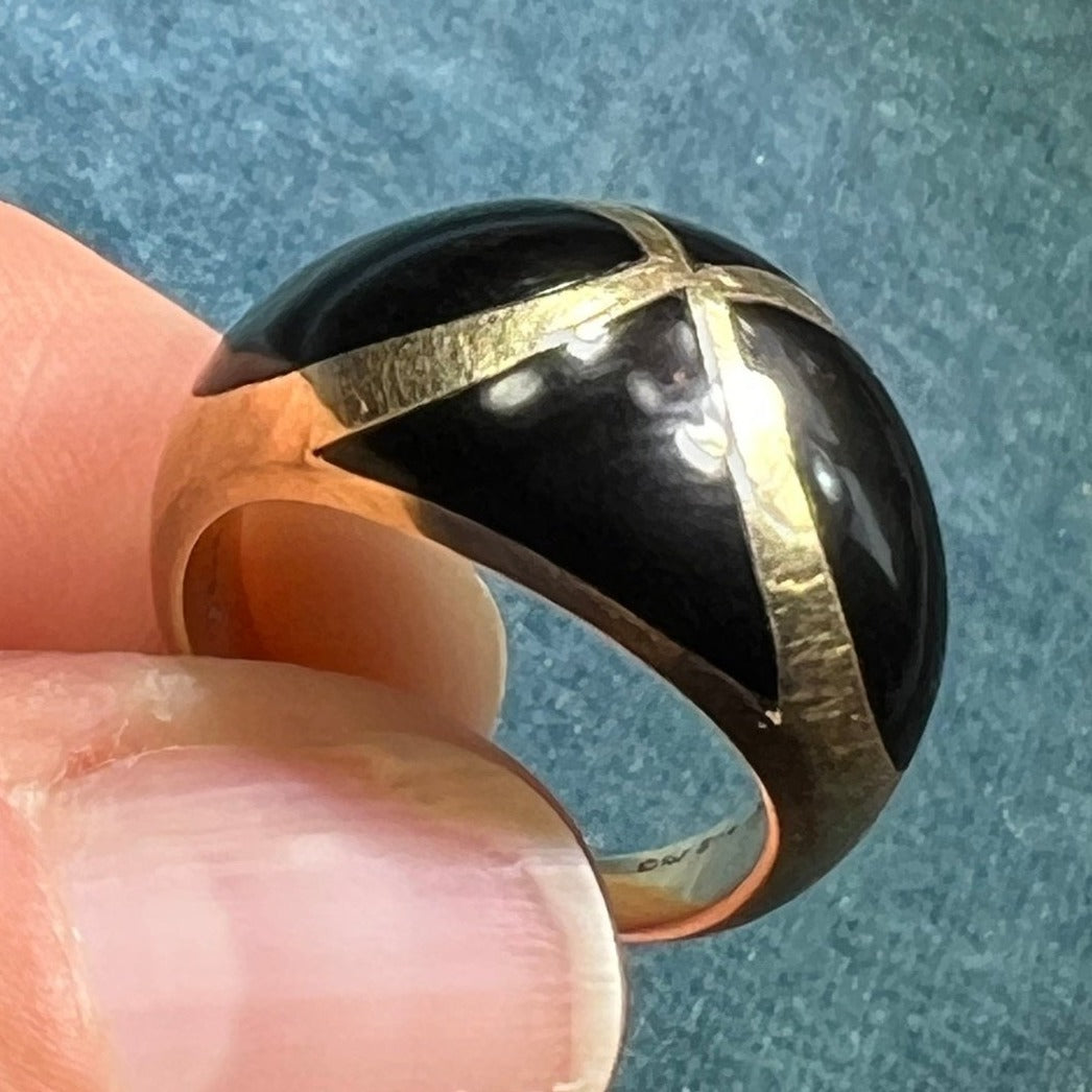 14k Yellow Gold Inlaid Black Onyx Ring. Domed. 6.3g