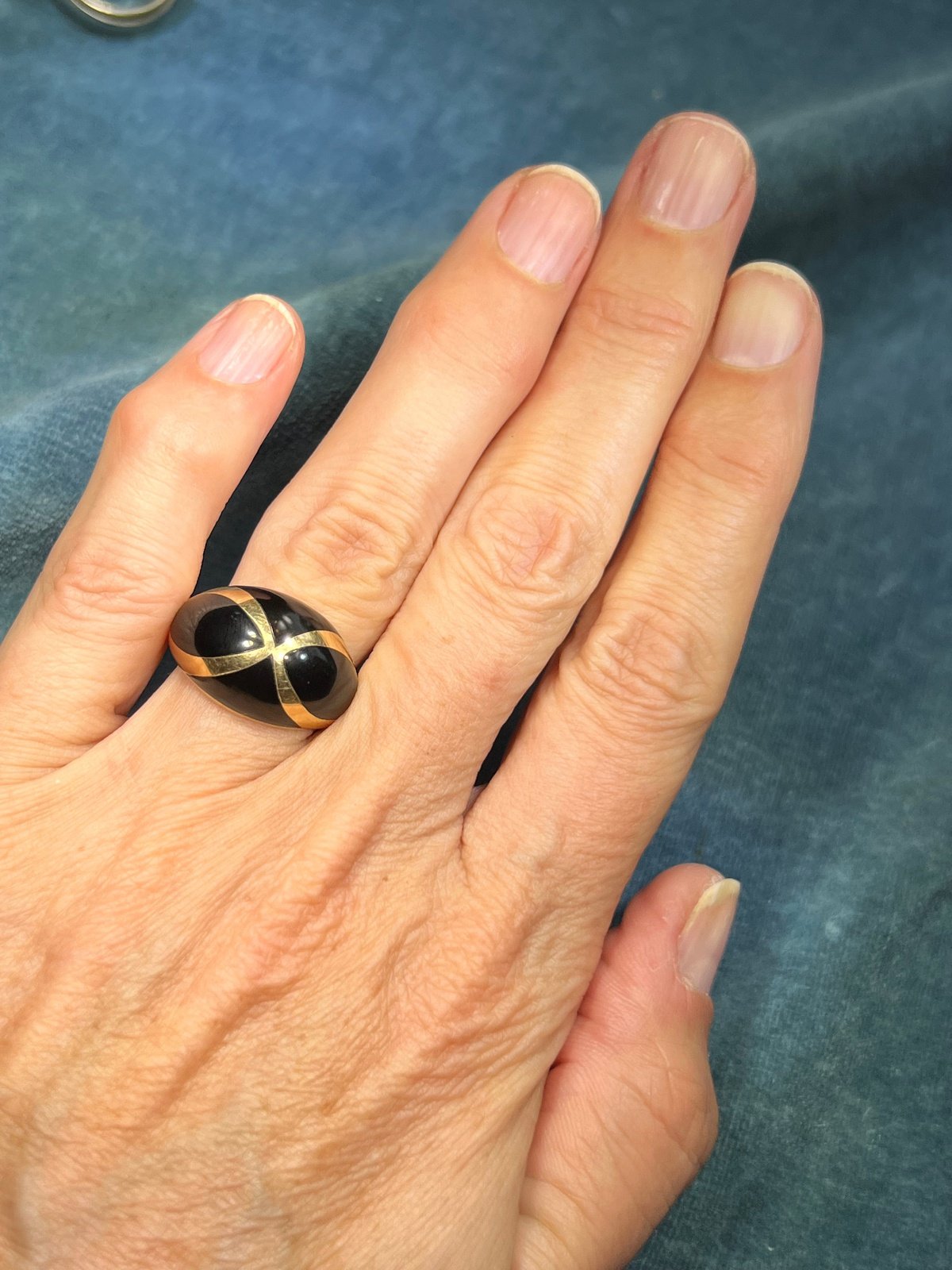 14k Yellow Gold Inlaid Black Onyx Ring. Domed. 6.3g