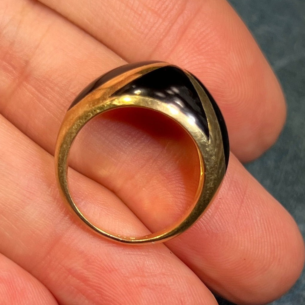 14k Yellow Gold Inlaid Black Onyx Ring. Domed. 6.3g