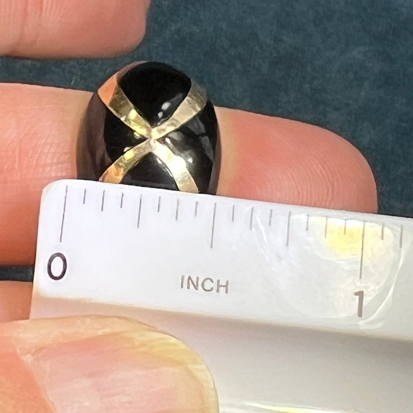 14k Yellow Gold Inlaid Black Onyx Ring. Domed. 6.3g