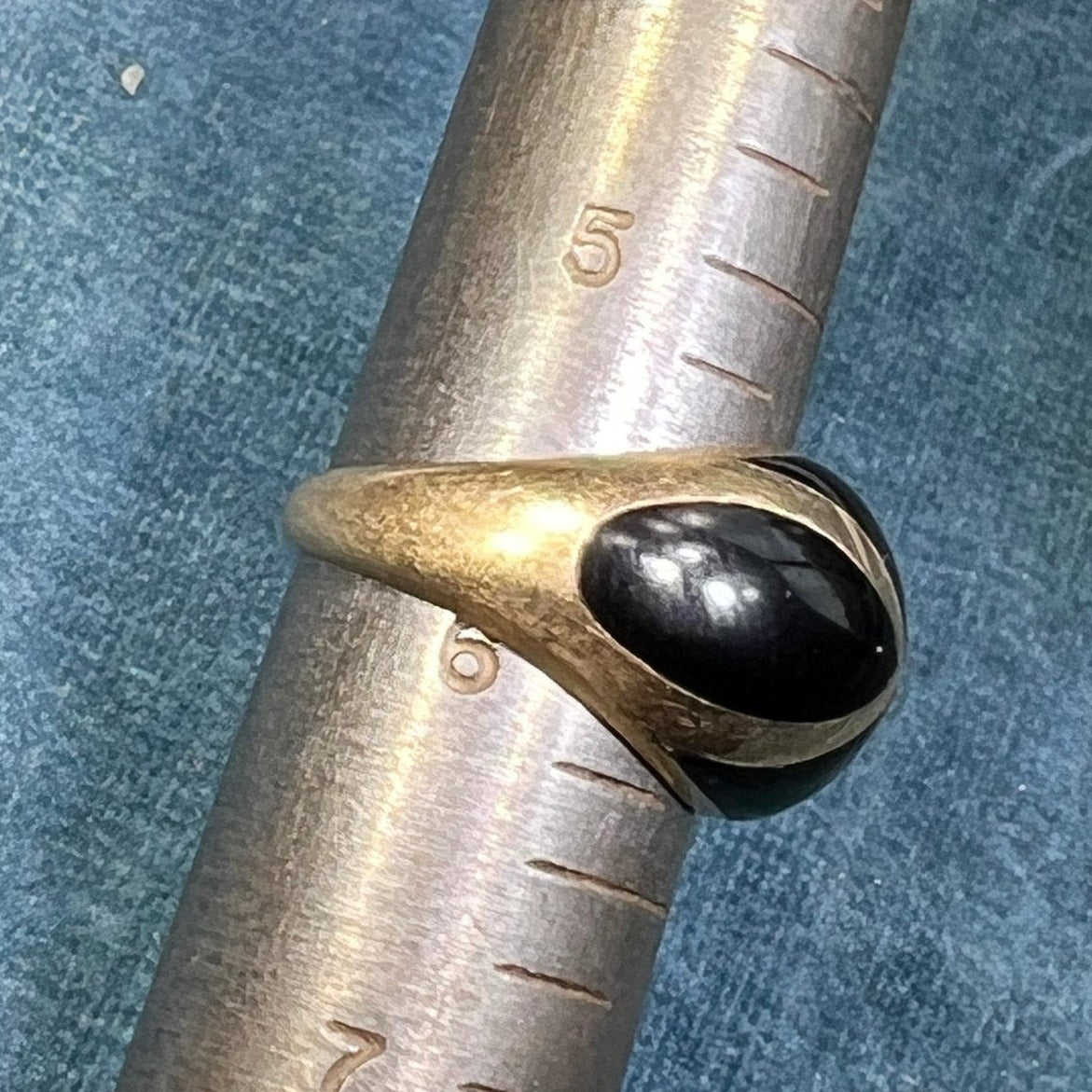 14k Yellow Gold Inlaid Black Onyx Ring. Domed. 6.3g