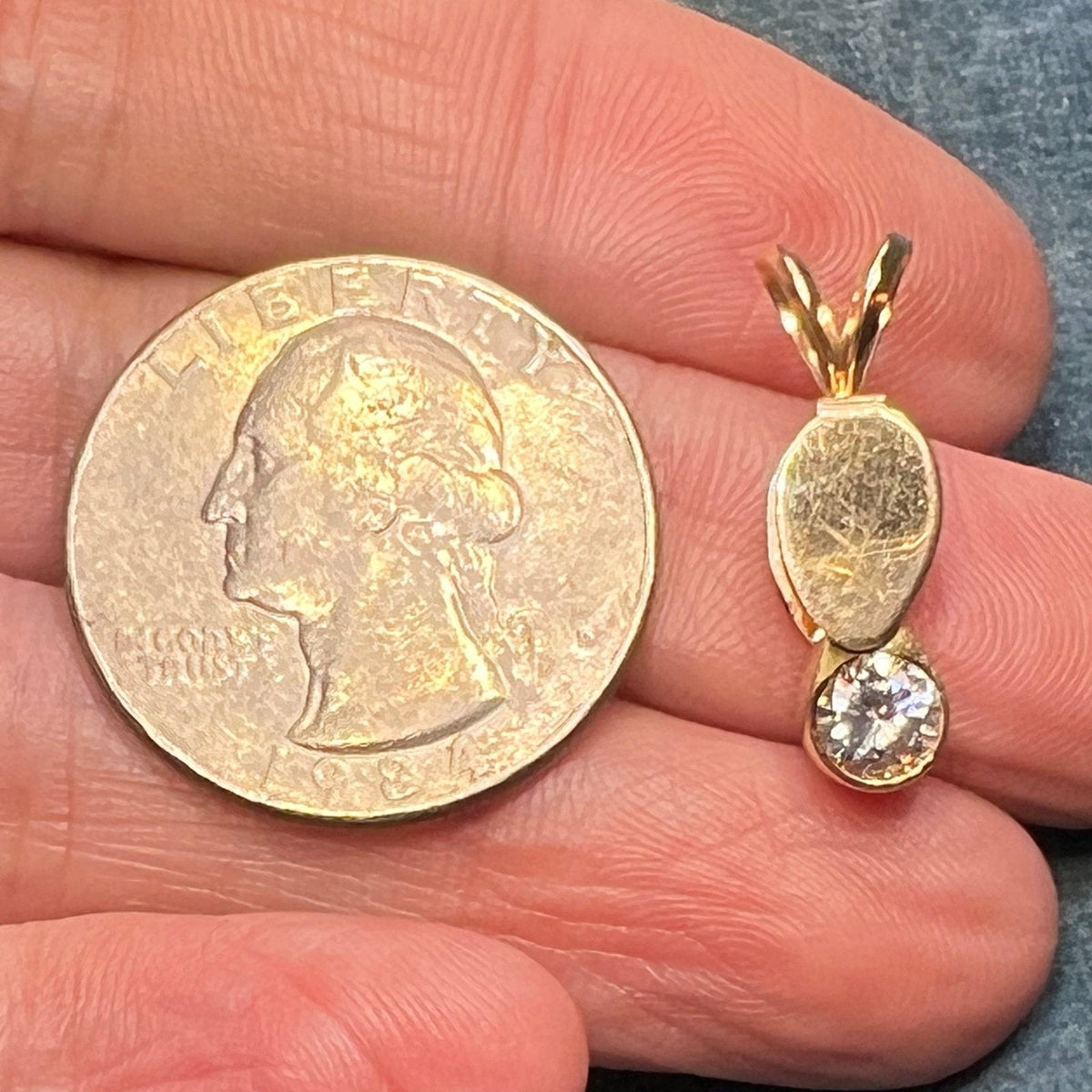 14k Yellow Gold Jeweler's LOUPE Magnifier Pendant. Opens! *TINY*