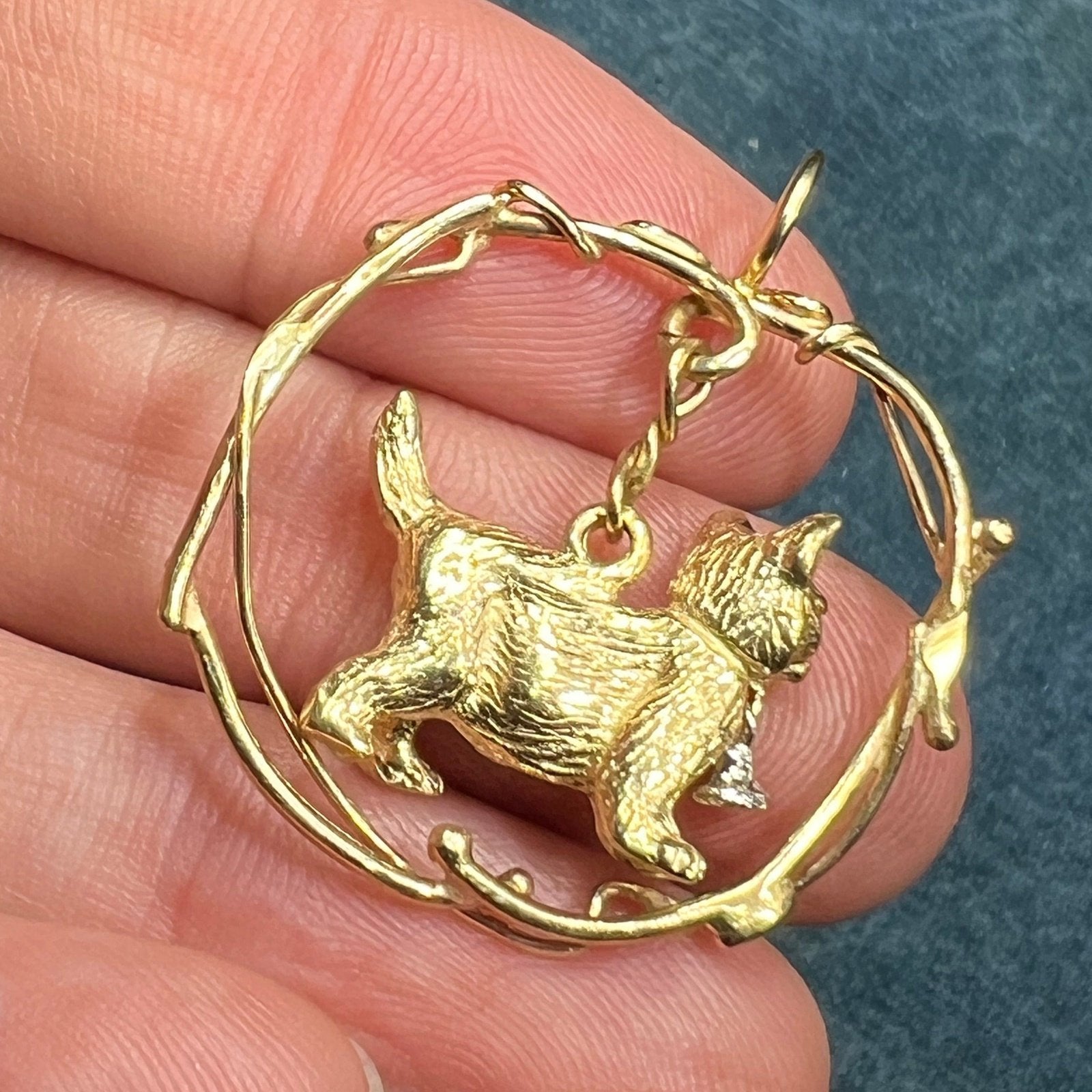 14k Yellow Gold Kitty Cat Suspended in Circle Pendant. 1.3" + 7g