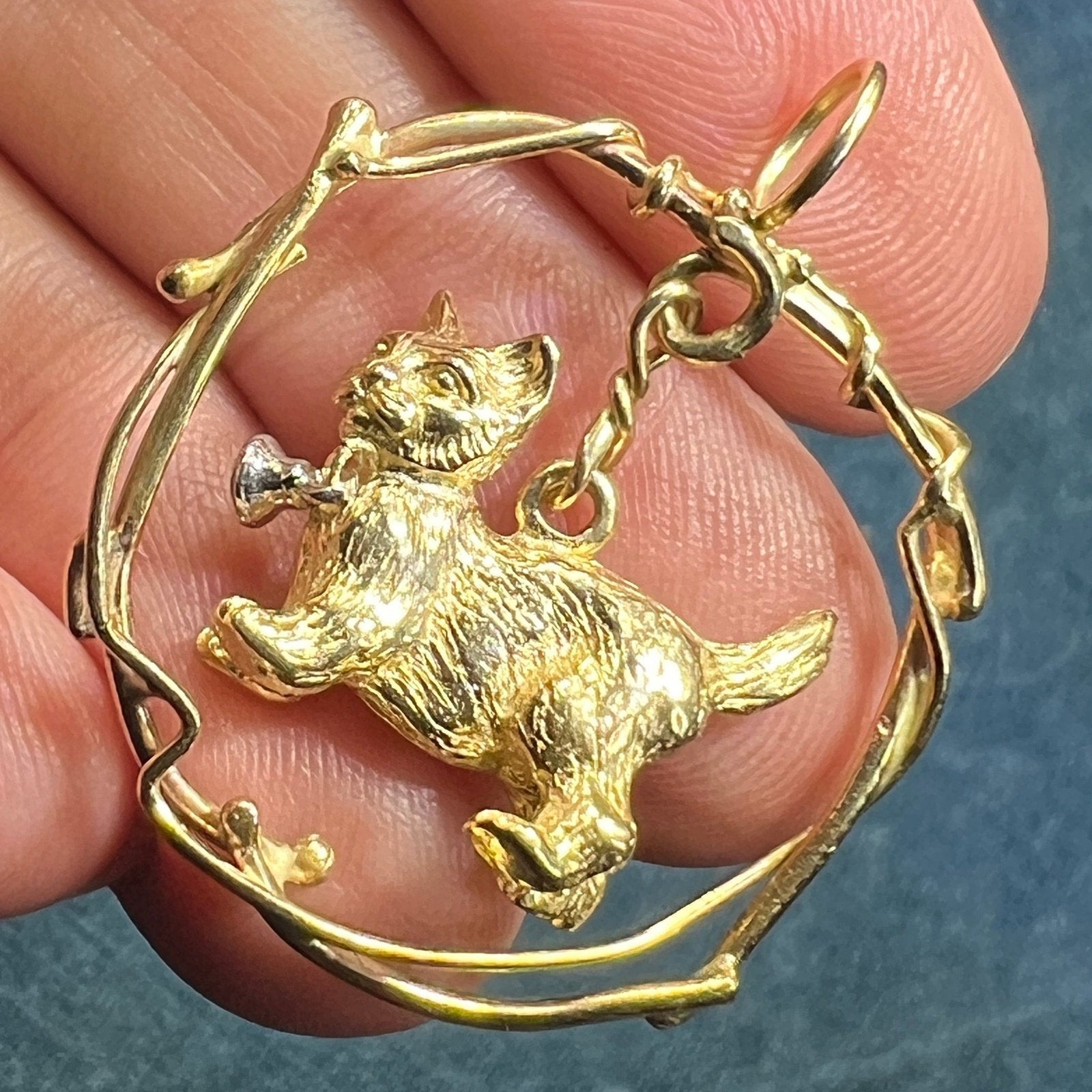 14k Yellow Gold Kitty Cat Suspended in Circle Pendant. 1.3" + 7g