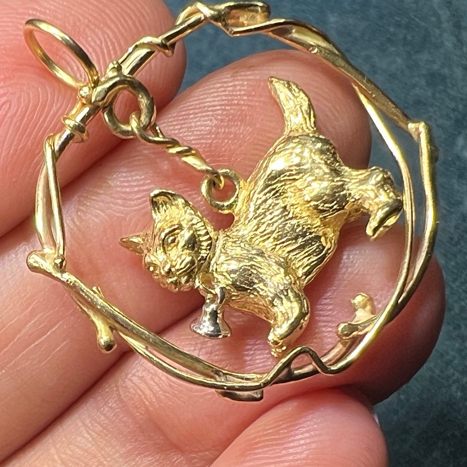 14k Yellow Gold Kitty Cat Suspended in Circle Pendant. 1.3" + 7g