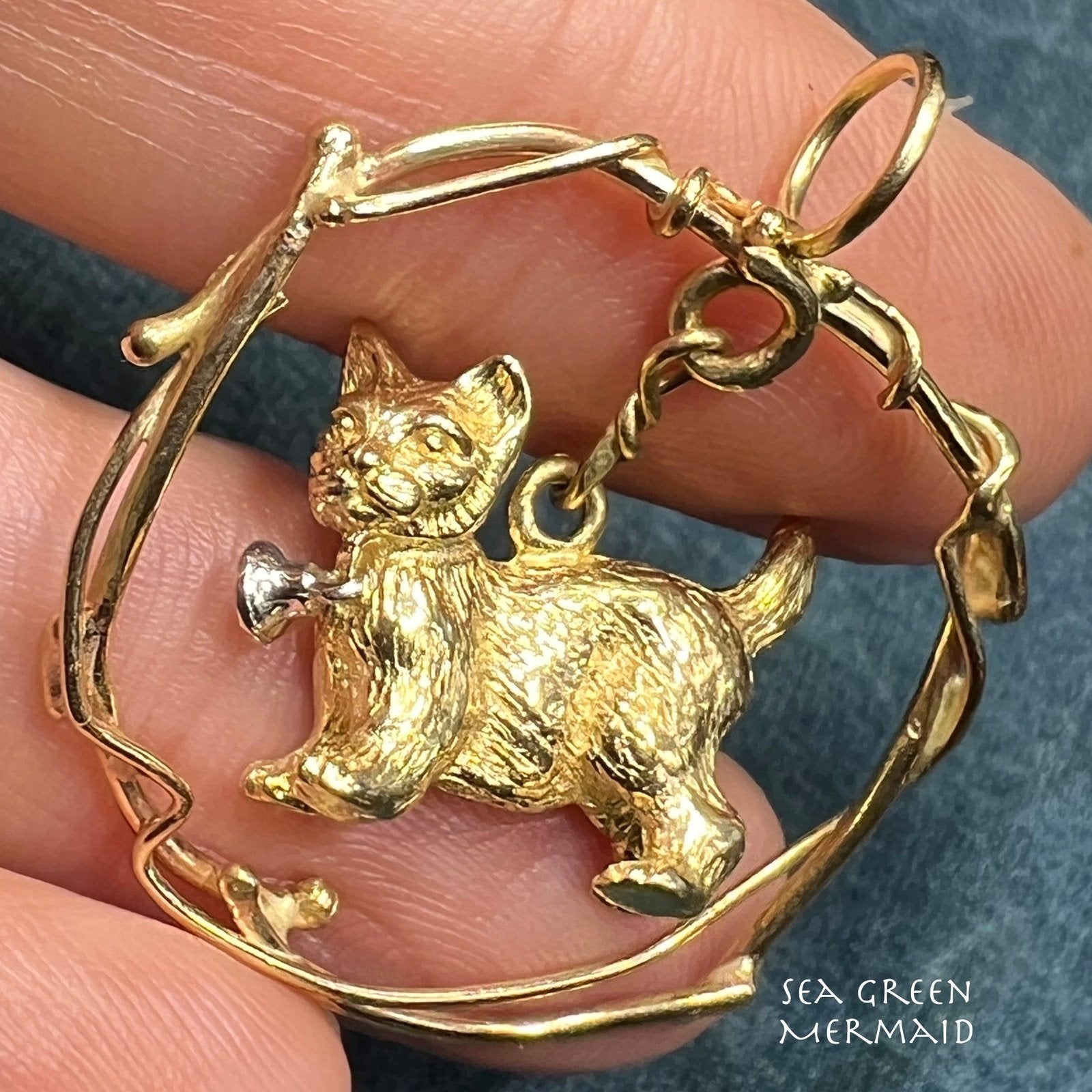 14k Yellow Gold Kitty Cat Suspended in Circle Pendant. 1.3" + 7g