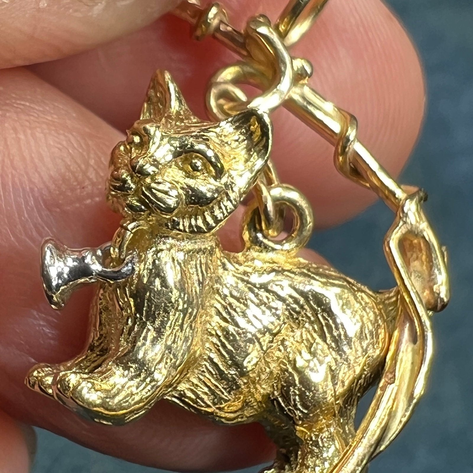 14k Yellow Gold Kitty Cat Suspended in Circle Pendant. 1.3" + 7g