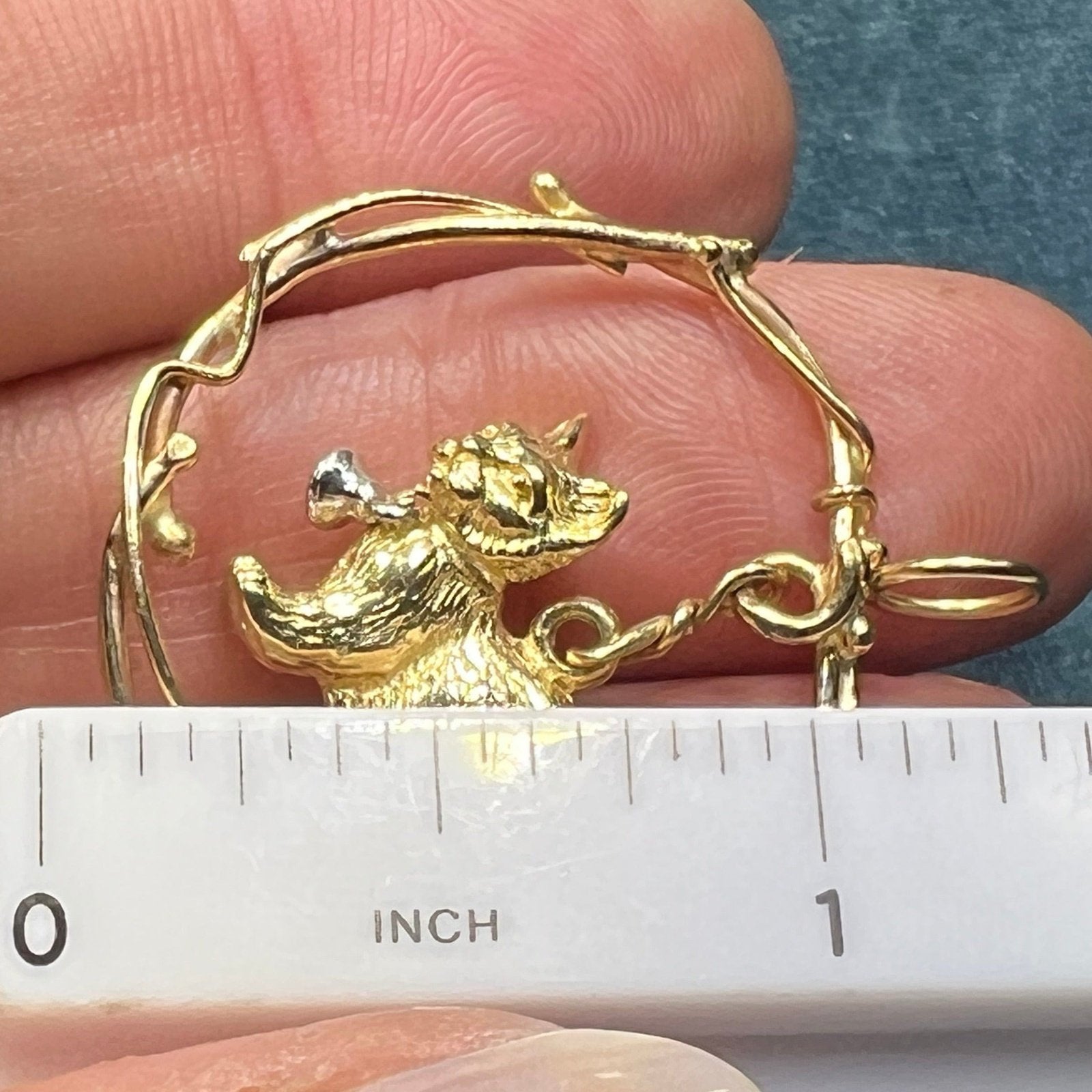 14k Yellow Gold Kitty Cat Suspended in Circle Pendant. 1.3" + 7g