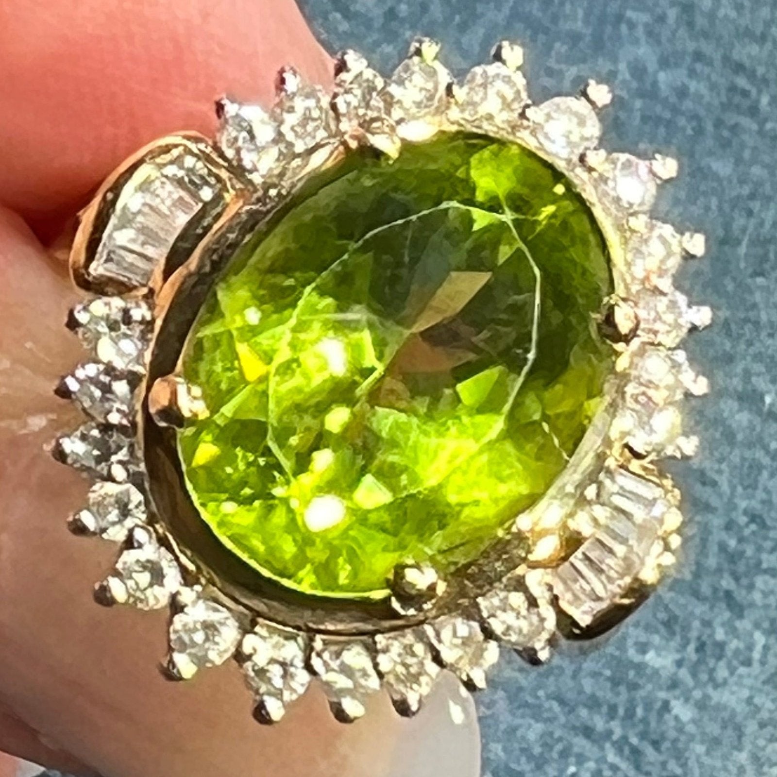 14k Yellow Gold Natural PERIDOT Princess Ring w Diamond Halo. 3/4"