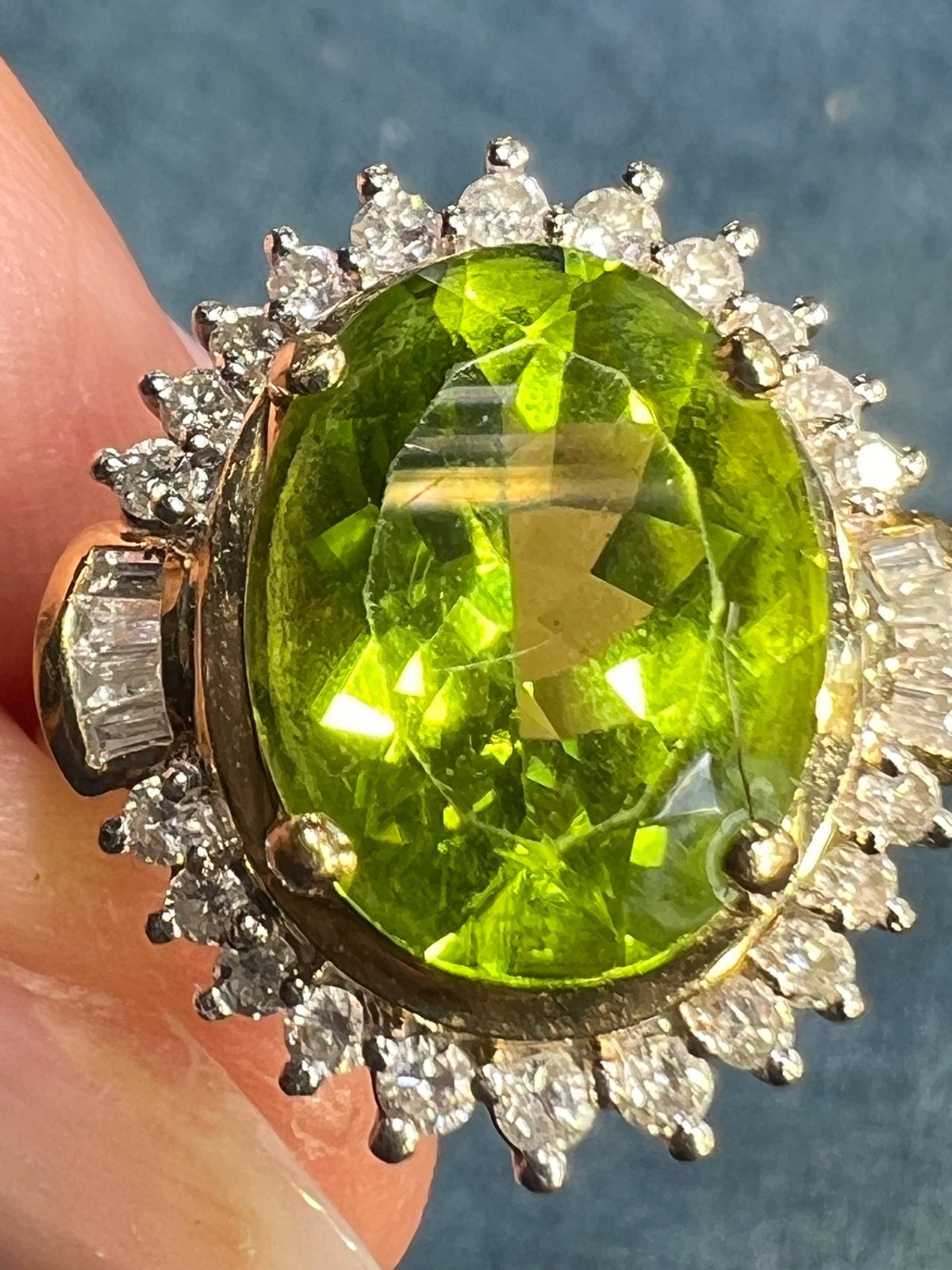 14k Yellow Gold Natural PERIDOT Princess Ring w Diamond Halo. 3/4"