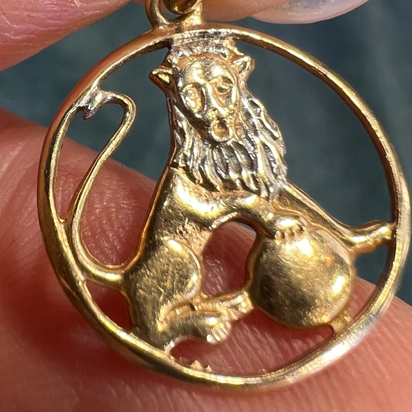 14k Yellow Gold Regal LION Leo Circle Pendant. Antique