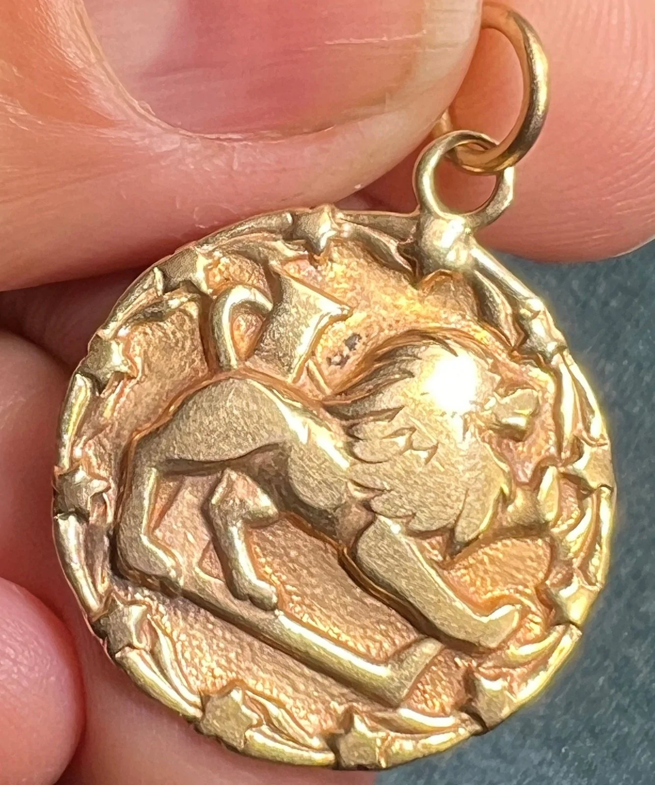 14k Gold Leo Lion Medallion Pendant w Star Halo. Astrology
