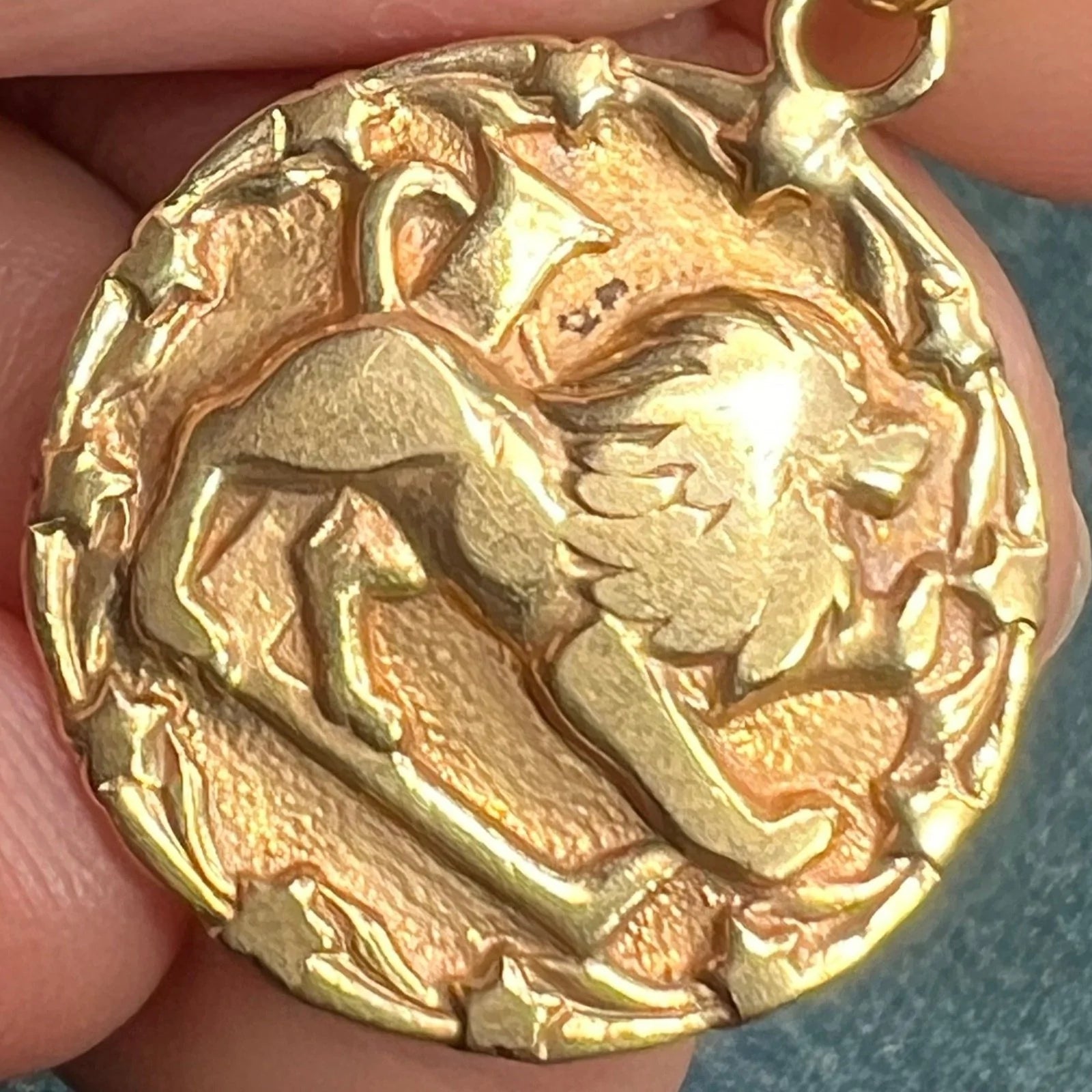 14k Gold Leo Lion Medallion Pendant w Star Halo. Astrology