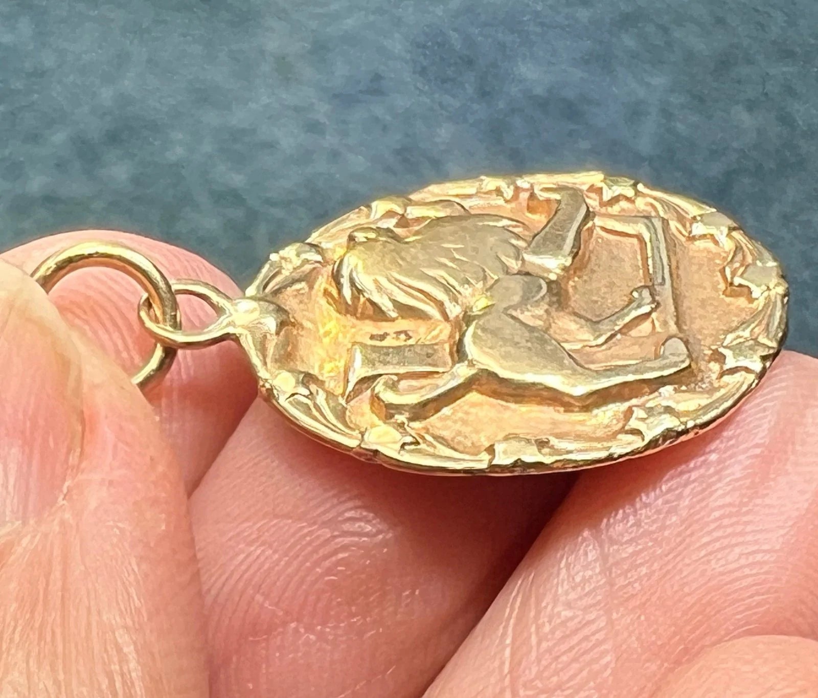 14k Gold Leo Lion Medallion Pendant w Star Halo. Astrology