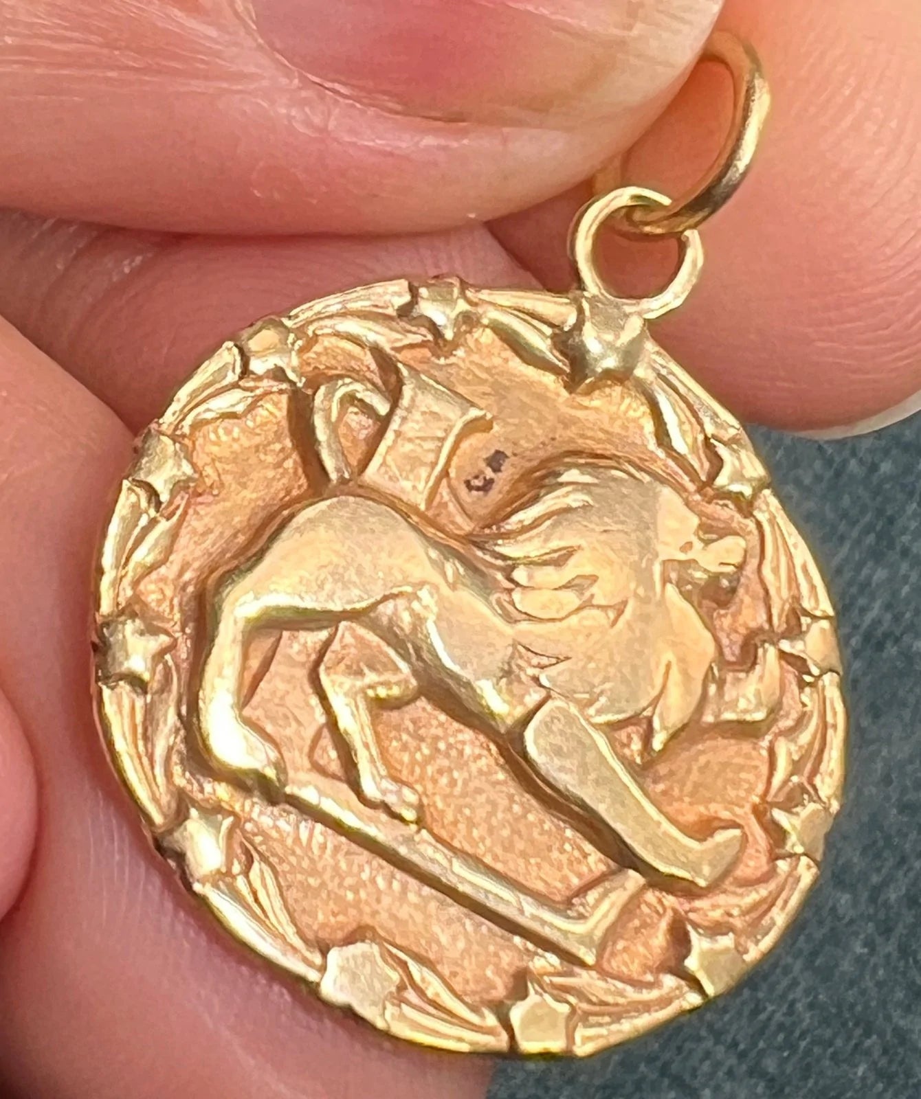 14k Gold Leo Lion Medallion Pendant w Star Halo. Astrology