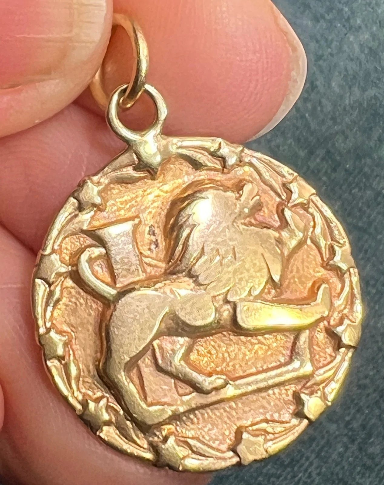 14k Gold Leo Lion Medallion Pendant w Star Halo. Astrology