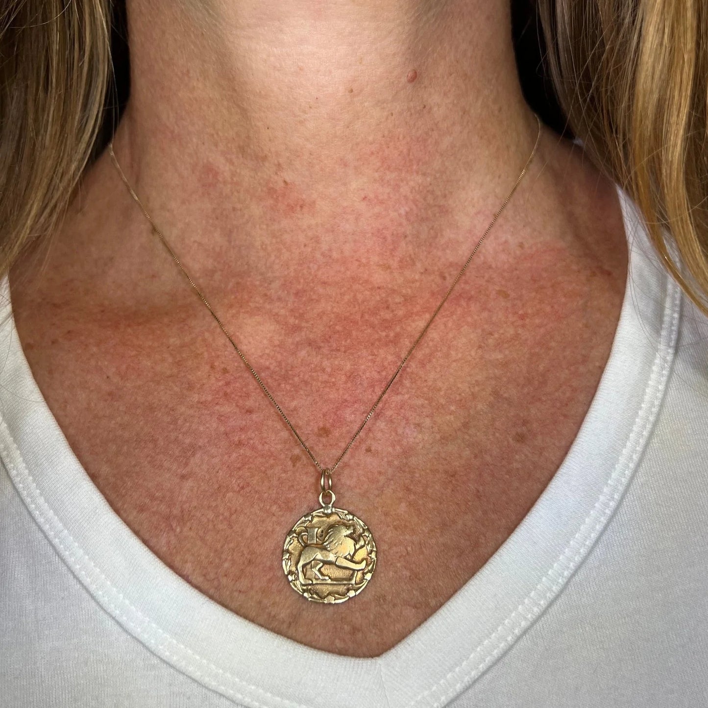 14k Gold Leo Lion Medallion Pendant w Star Halo. Astrology