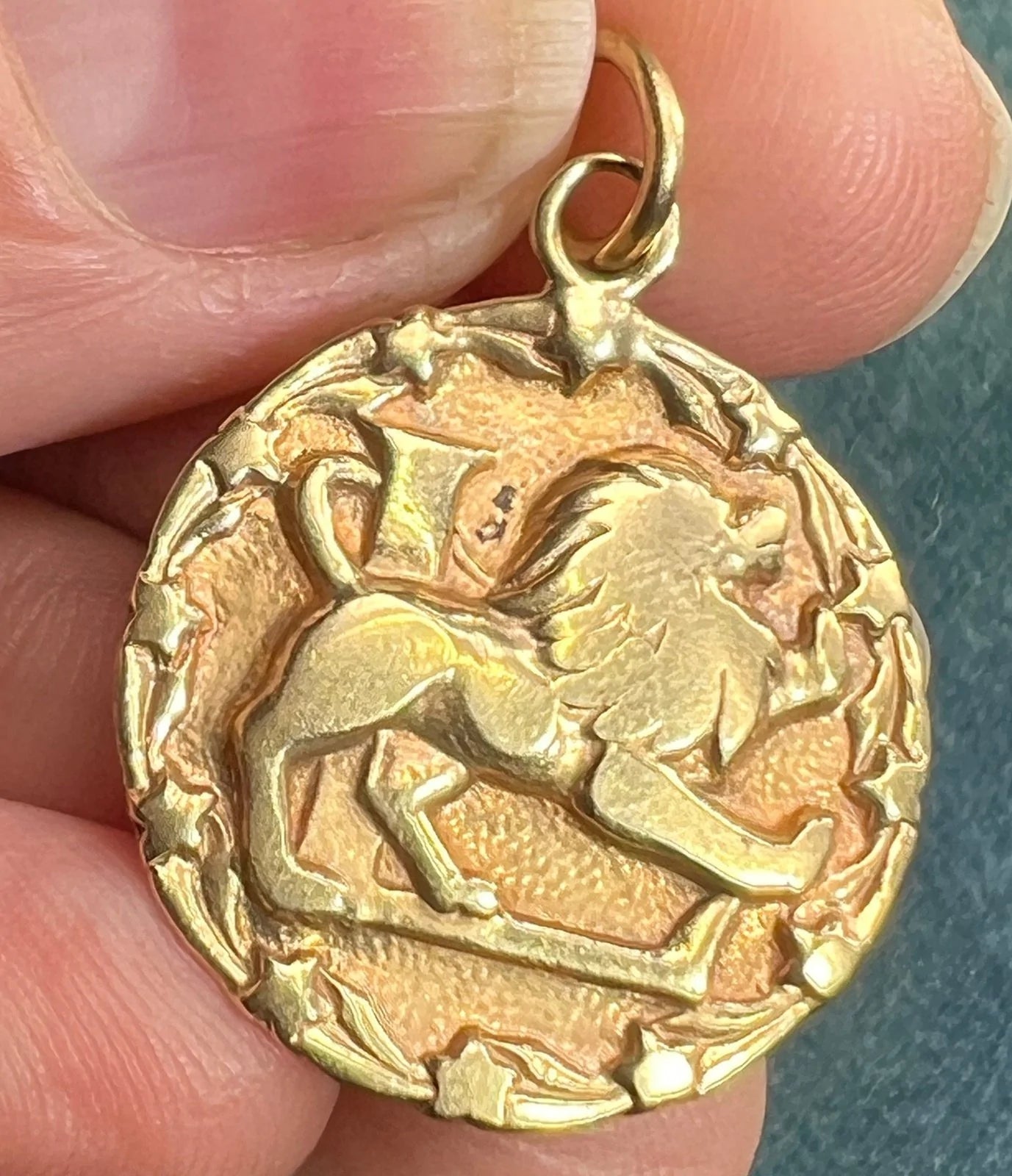 14k Gold Leo Lion Medallion Pendant w Star Halo. Astrology