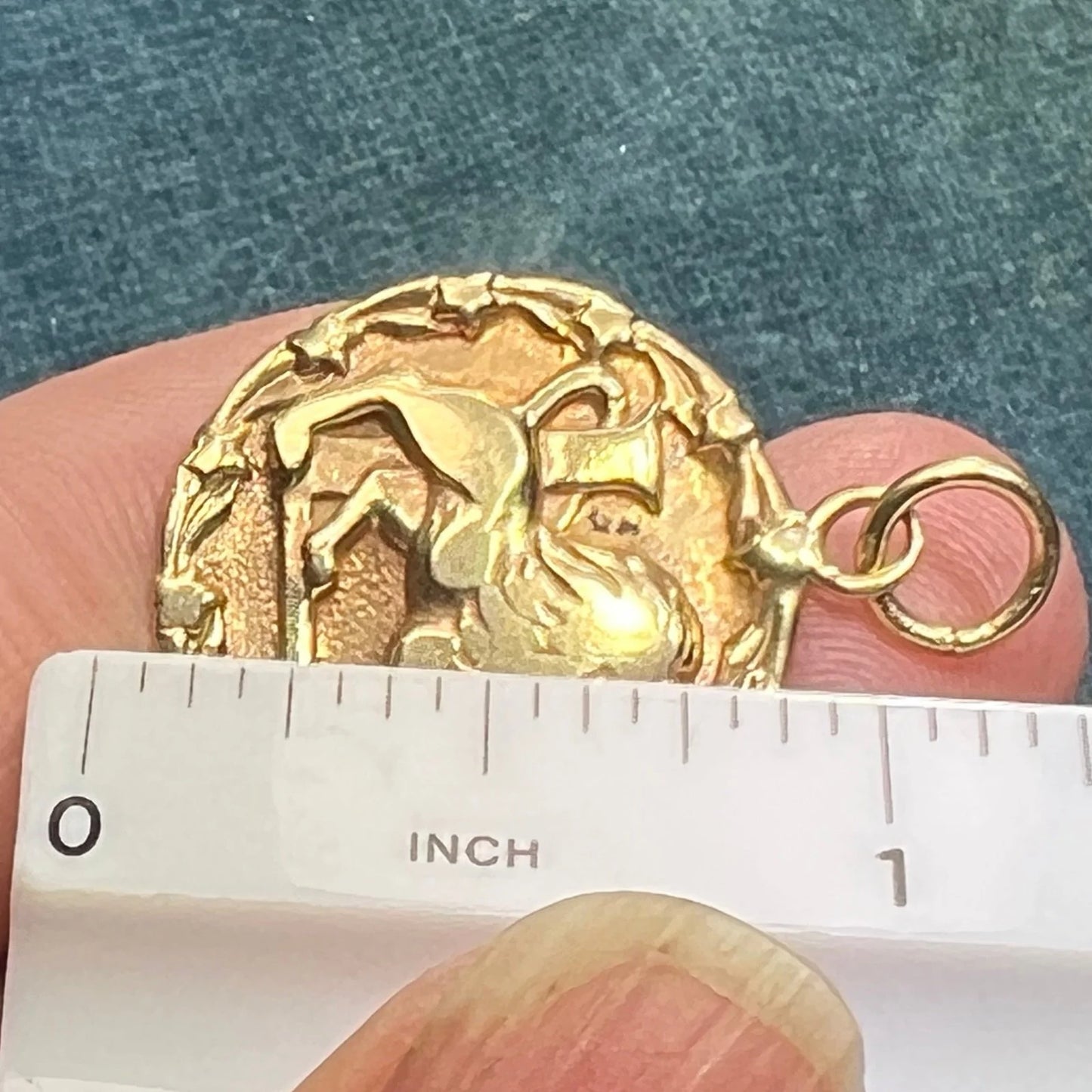 14k Gold Leo Lion Medallion Pendant w Star Halo. Astrology