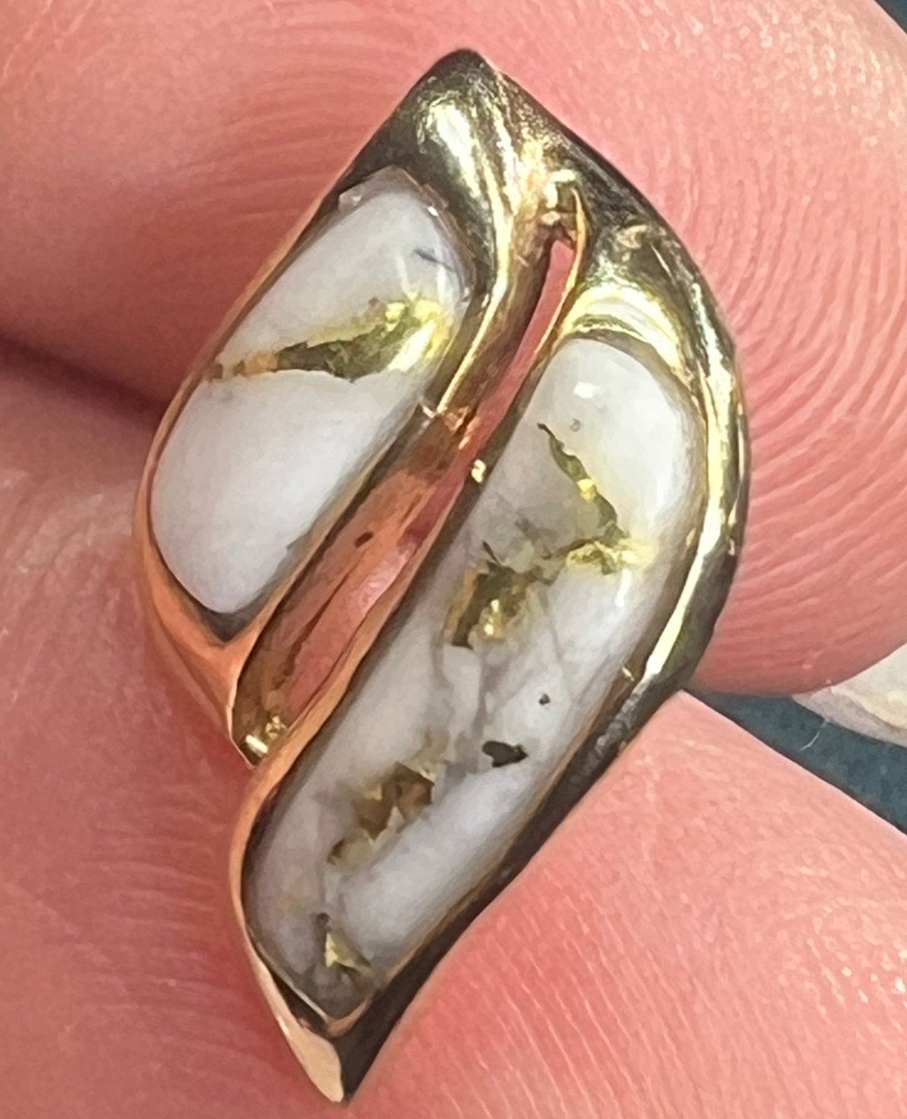 14k Yellow Alaskan Gold in Quartz Pendant. 1" Curved Bars