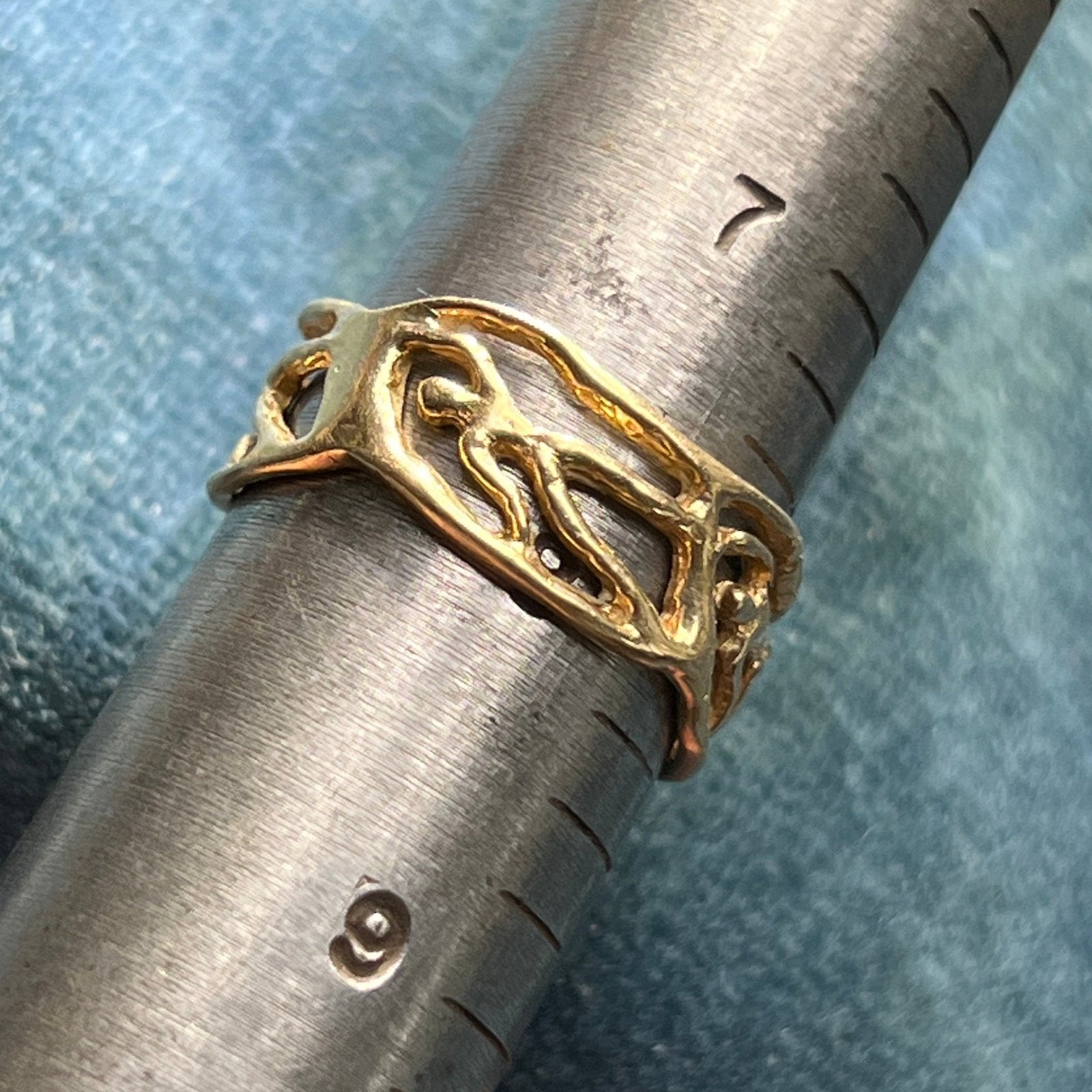 14k Yellow Gold Circle of Human Figures Bodies Ring. Wide Band