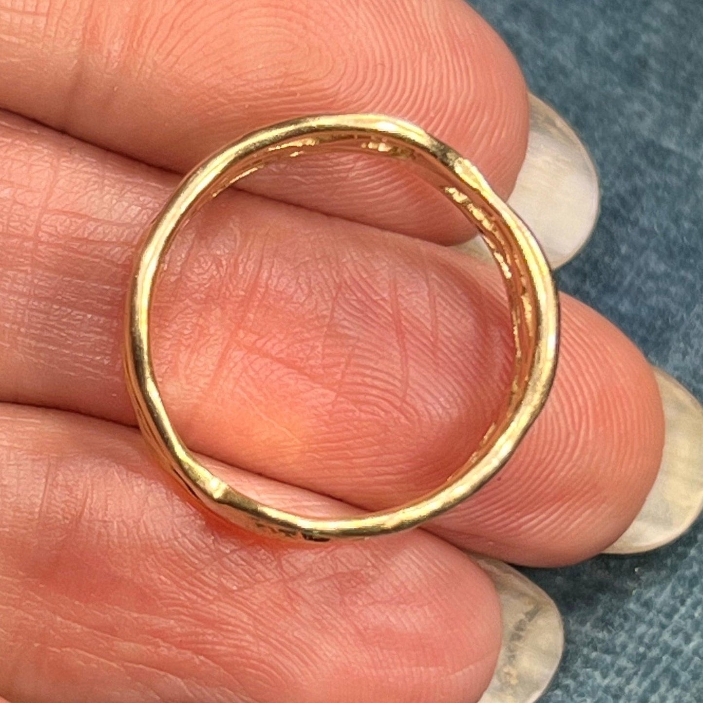 14k Yellow Gold Circle of Human Figures Bodies Ring. Wide Band