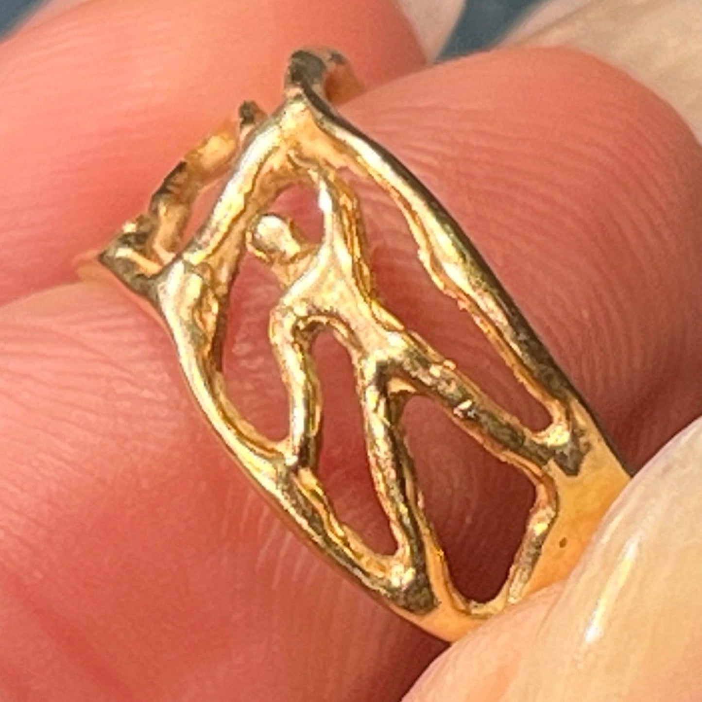 14k Yellow Gold Circle of Human Figures Bodies Ring. Wide Band