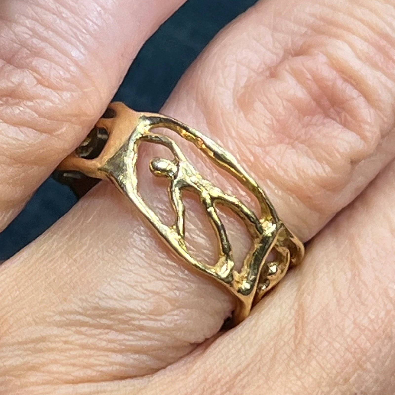 14k Yellow Gold Circle of Human Figures Bodies Ring. Wide Band