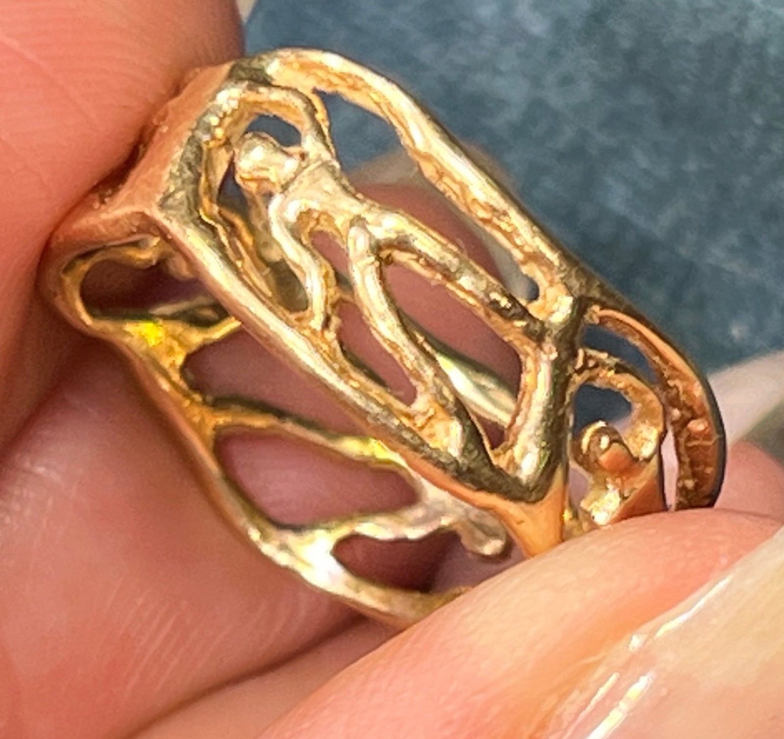 14k Yellow Gold Circle of Human Figures Bodies Ring. Wide Band