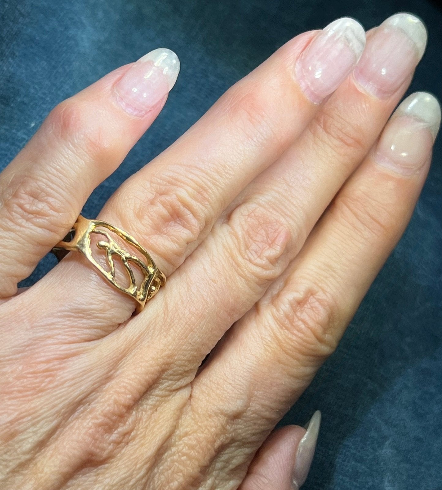 14k Yellow Gold Circle of Human Figures Bodies Ring. Wide Band
