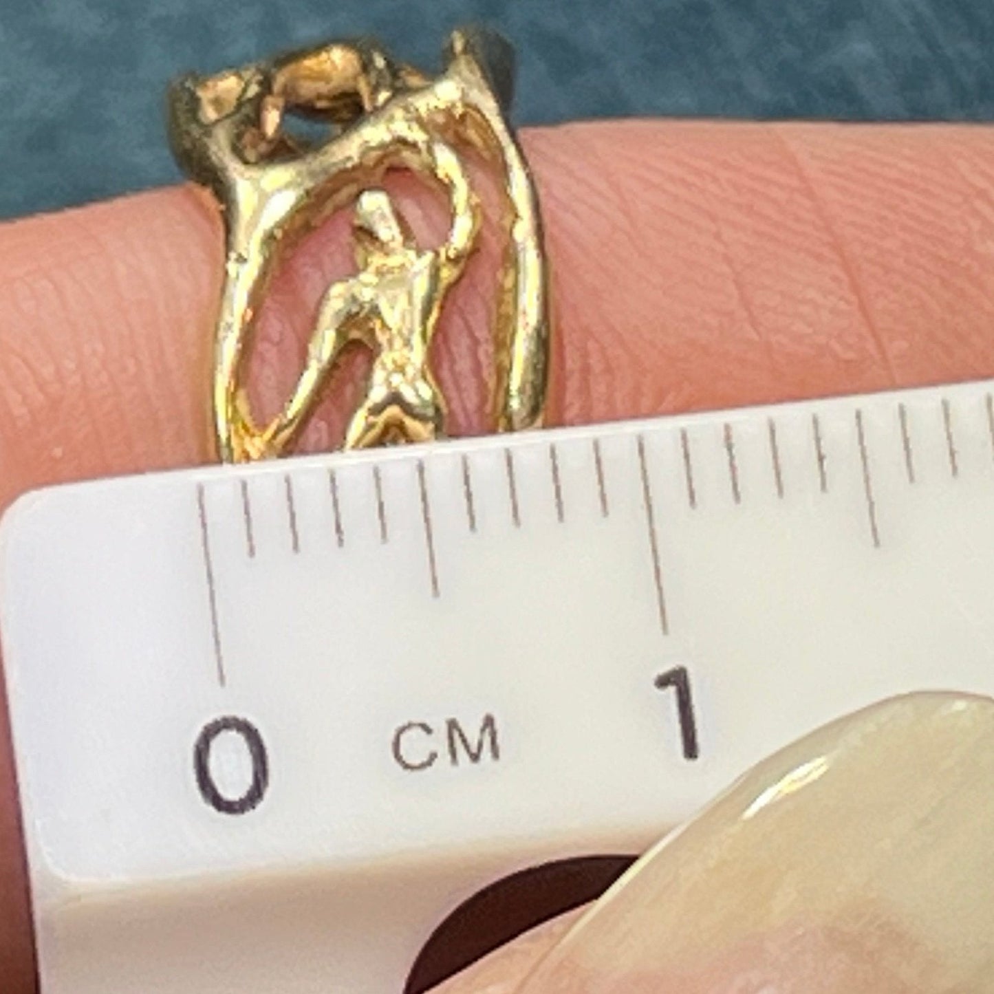 14k Yellow Gold Circle of Human Figures Bodies Ring. Wide Band