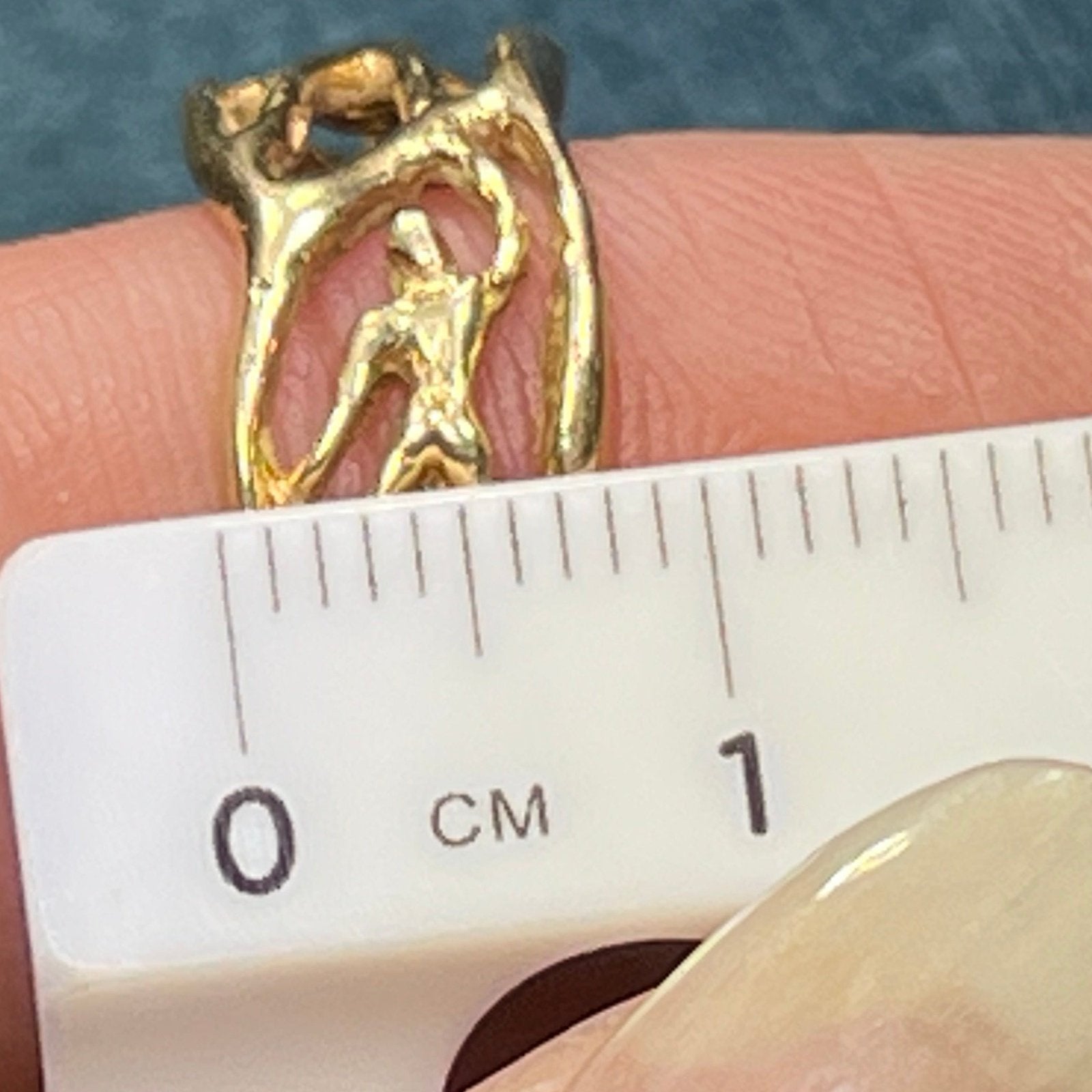 14k Yellow Gold Circle of Human Figures Bodies Ring. Wide Band
