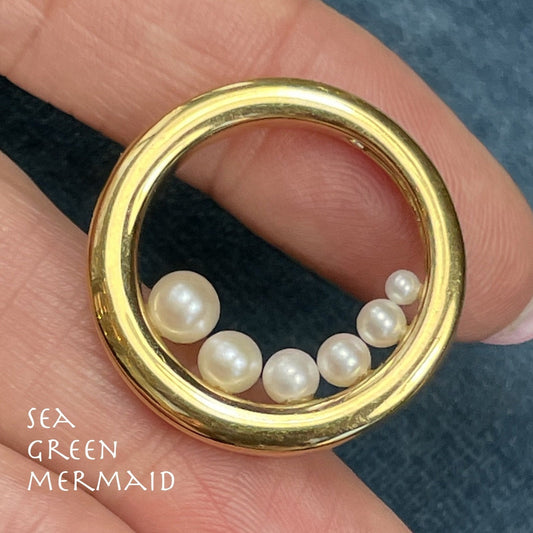 14k Yellow Gold Graduated Pearl Circle Pendant. Ocean Wave