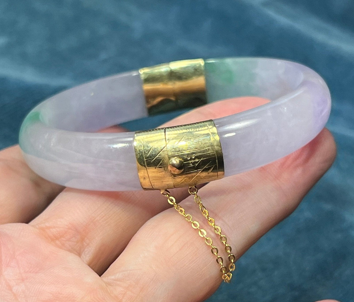 14k Yellow Gold Lavender Purple + Green Jade Carved Hinged Bangle. 39g