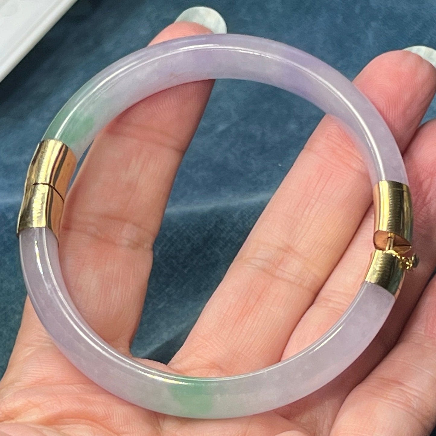 14k Yellow Gold Lavender Purple + Green Jade Carved Hinged Bangle. 39g
