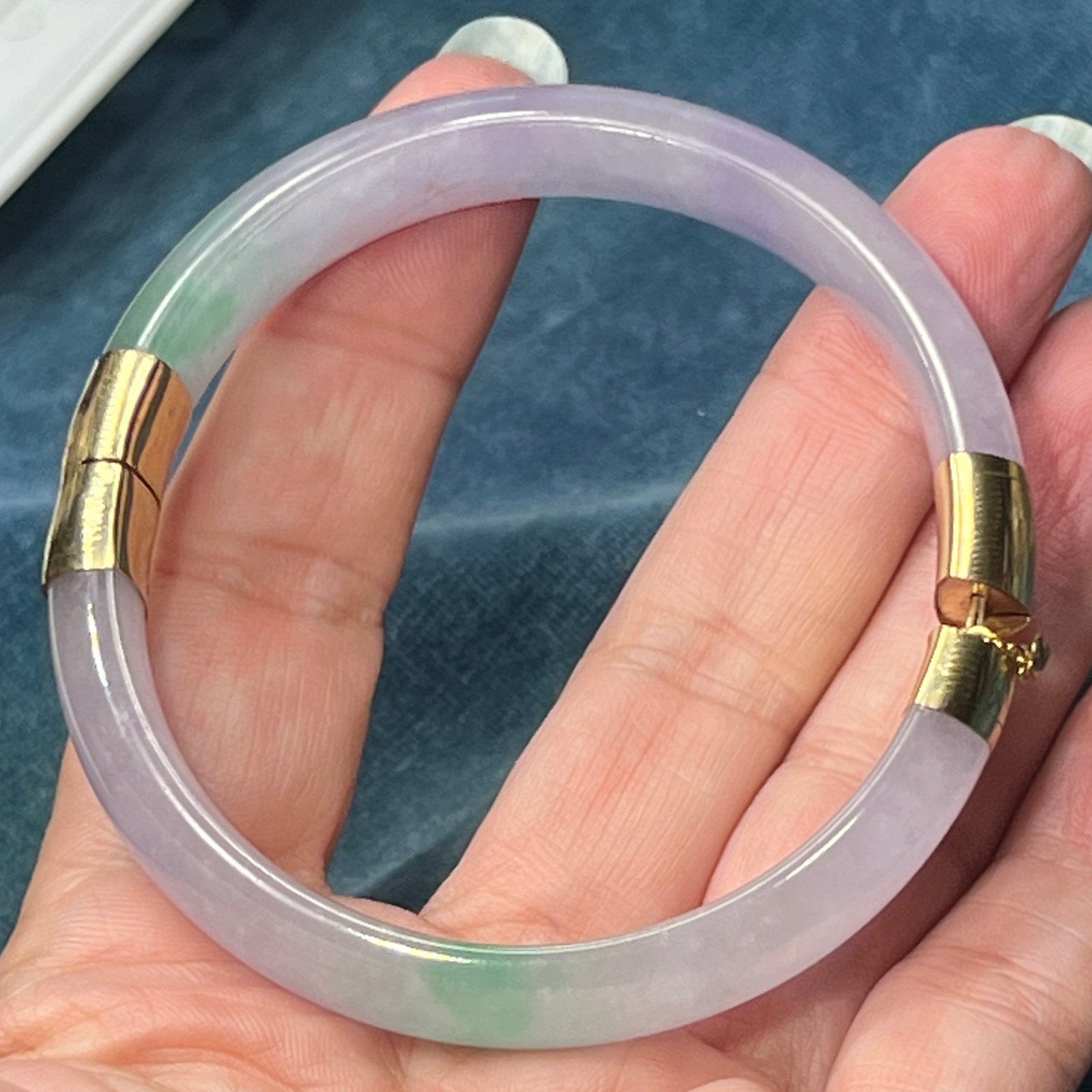 14k Yellow Gold Lavender Purple + Green Jade Carved Hinged Bangle. 39g
