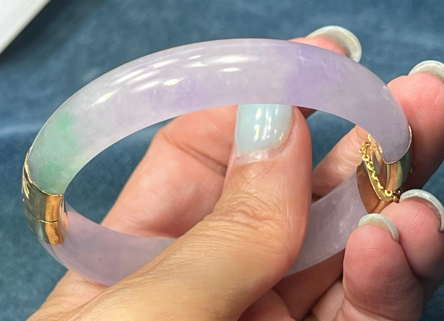 14k Yellow Gold Lavender Purple + Green Jade Carved Hinged Bangle. 39g
