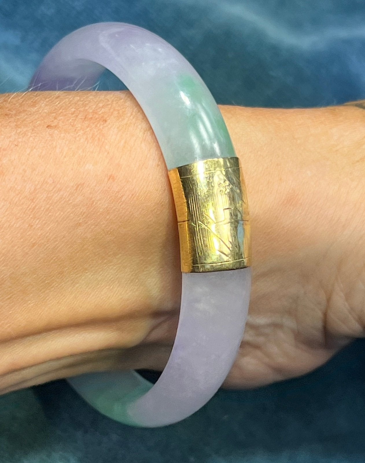 14k Yellow Gold Lavender Purple + Green Jade Carved Hinged Bangle. 39g