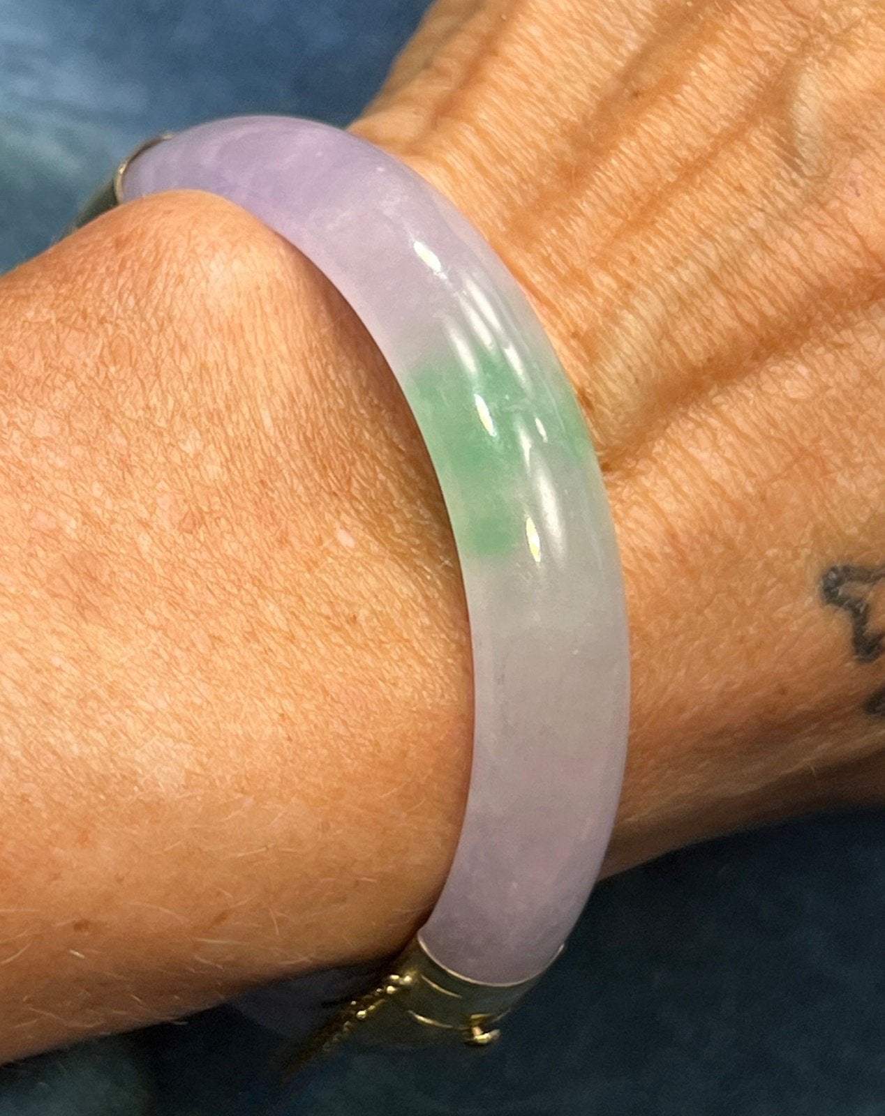 14k Yellow Gold Lavender Purple + Green Jade Carved Hinged Bangle. 39g