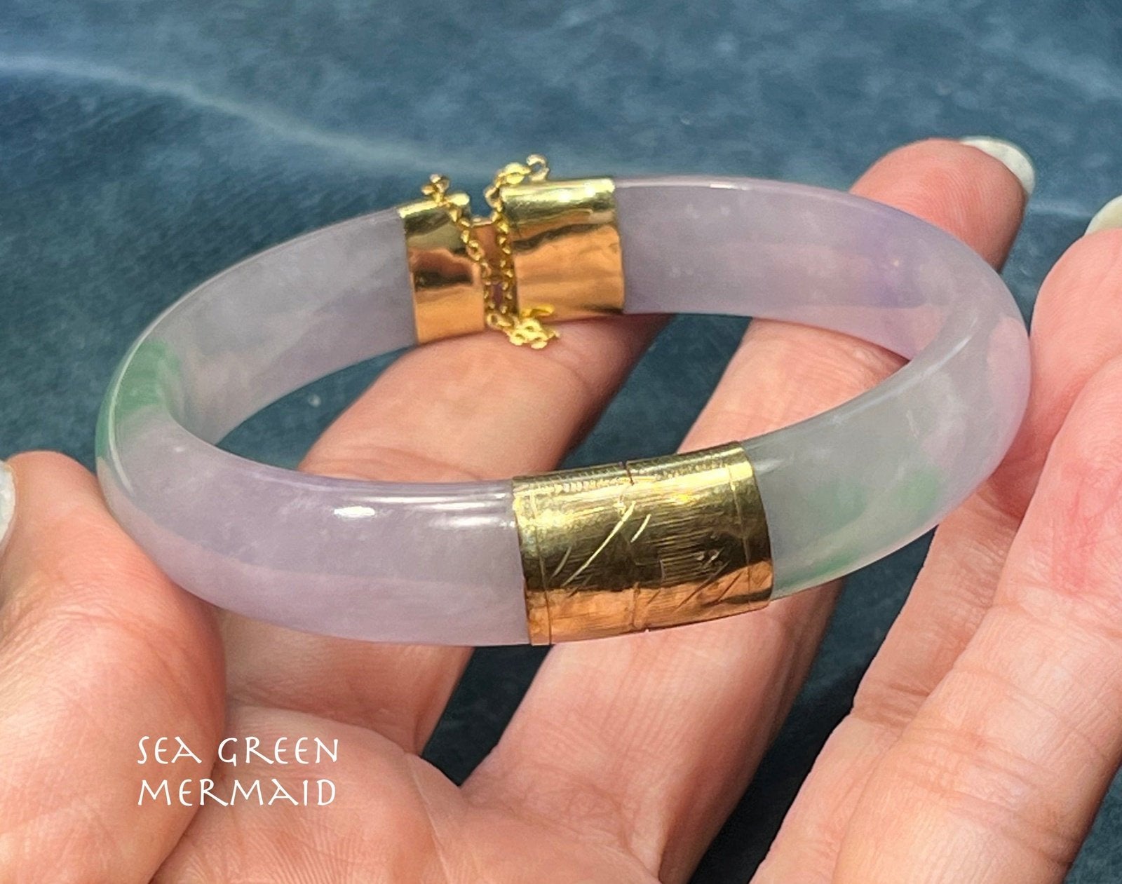 14k Yellow Gold Lavender Purple + Green Jade Carved Hinged Bangle. 39g