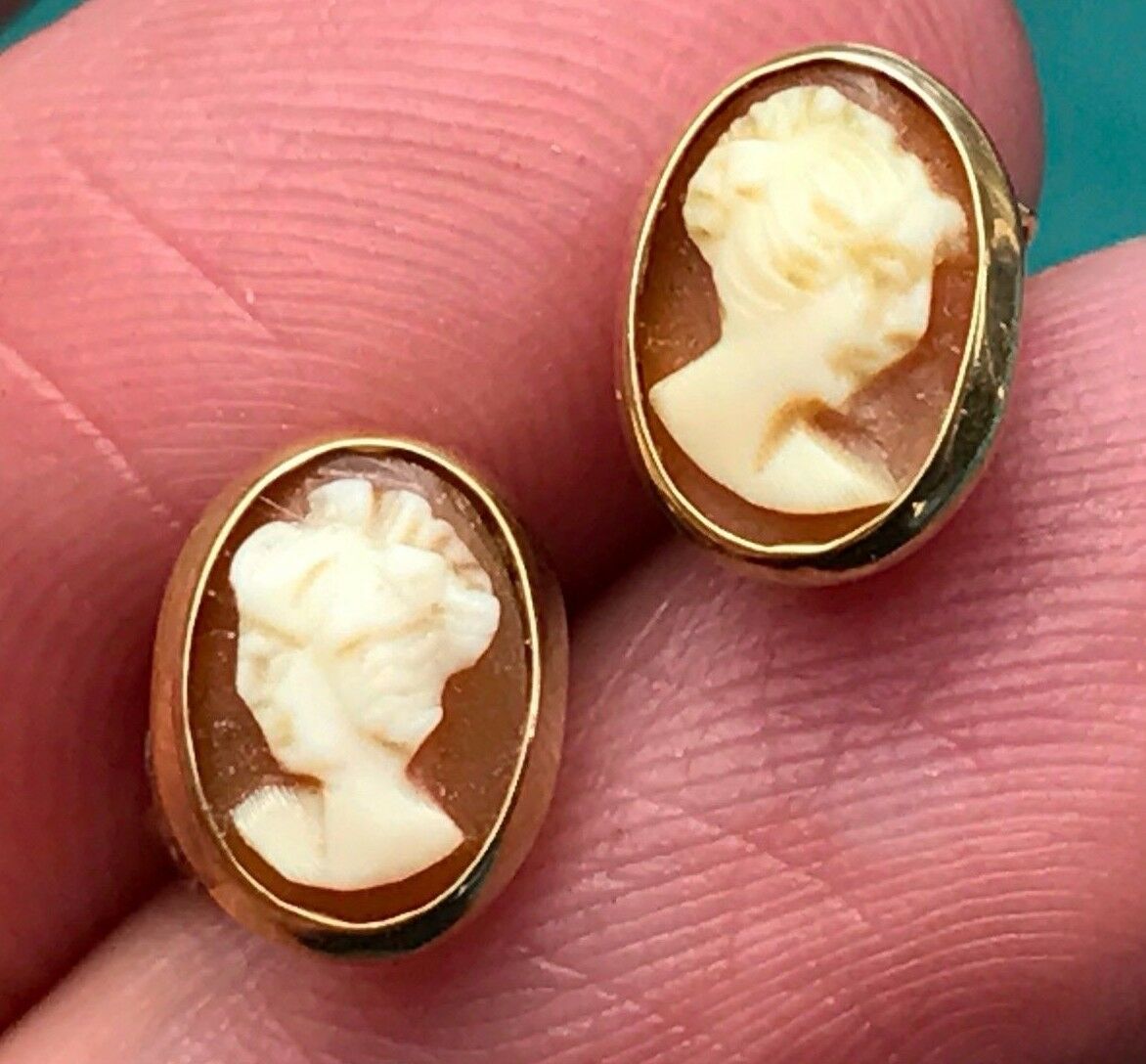 14k Yellow Gold Natural Shell Cameo Stud Earrings. Classic & Bezel Set -PK4L0