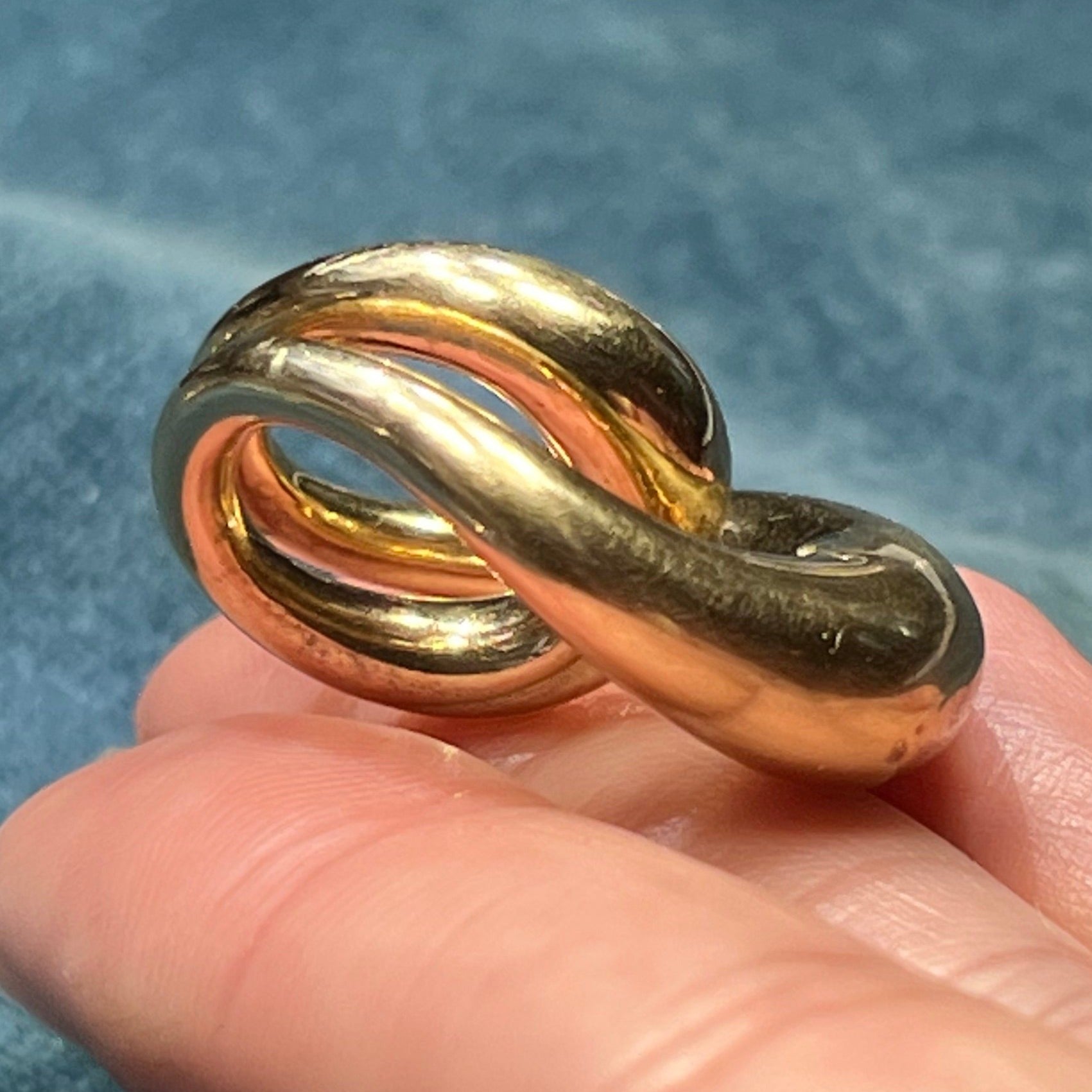 14k Yellow Gold Sculptural 3-D Circle Knot Pendant. 1.2"
